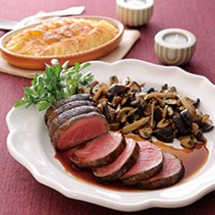 牛フィレ肉のロースト やわらかでジューシーなフィレ肉のローストには甘いマデラ酒を使った狩人風キノコソースとドフィーヌ風ジャガイモのグラタンを添えて。