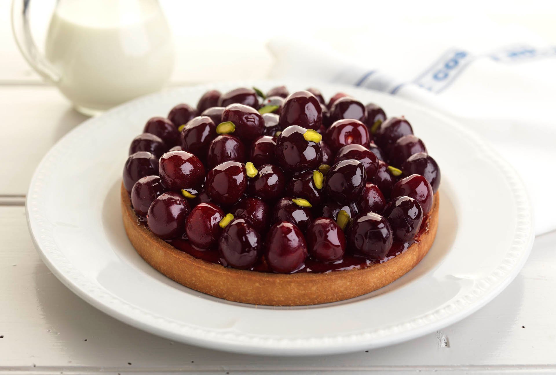 Recette Tarte aux cerises pochées au Merlot et à la crème d'amandes