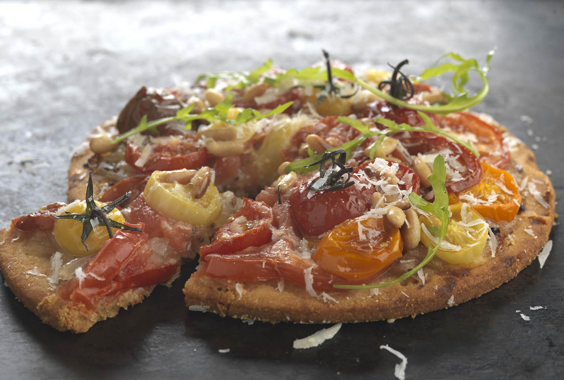 recette tarte polenta aux tomates anciennes, oignons au miel et à la moutarde