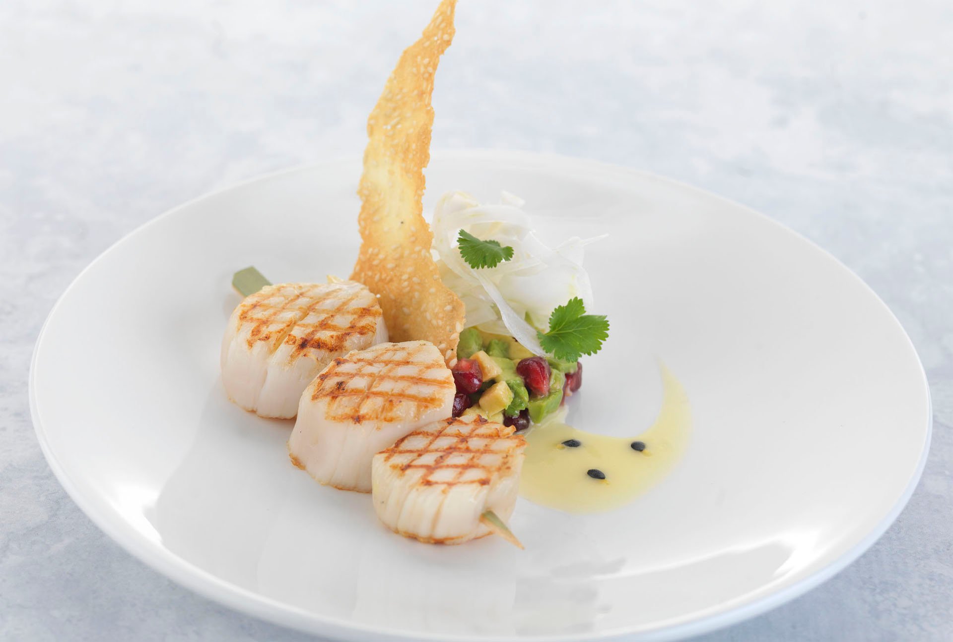 Recipe : Grilled scallops, fennel, avocado and pomegranate salad, passion fruit dressing, sesame tuile