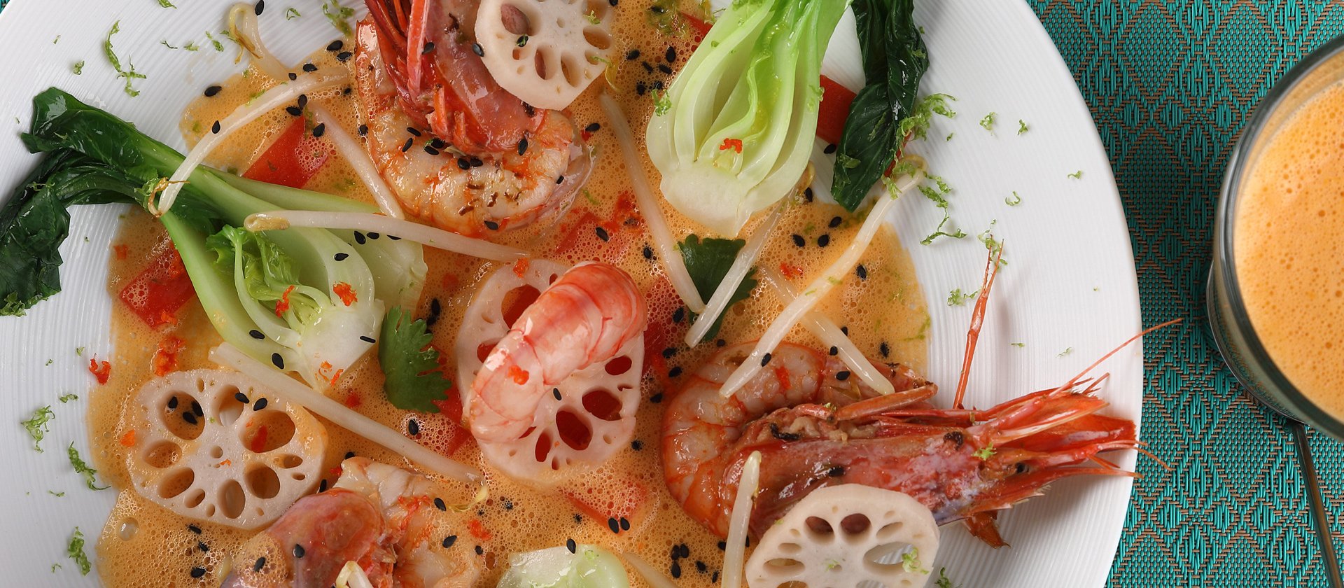 Recipe: Large jumbo shrimp sautéed with vegetables, galangal and lemongrass broth 