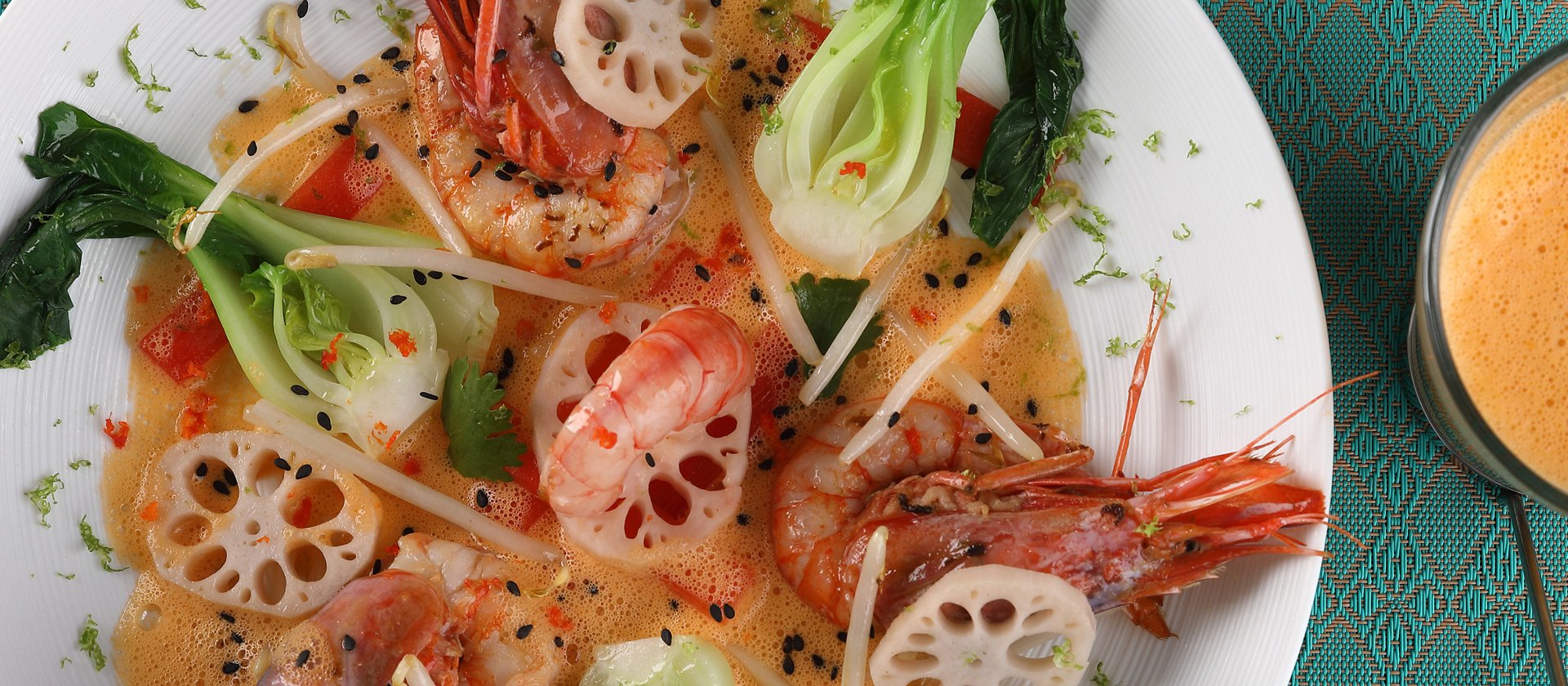 Recette : Grosses gambas sautées aux légumes, bouillon au galanga et à la citronnelle