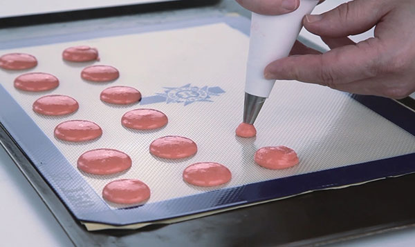Le Cordon Bleu Technique: Macaronage