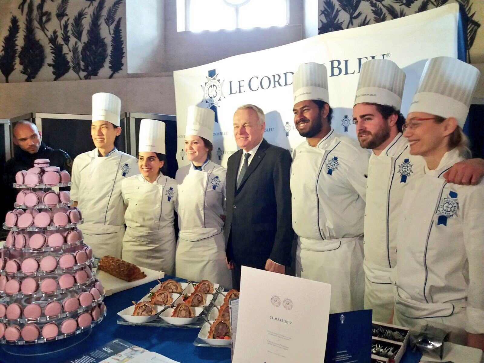 Jean Marc Ayrault Ministre des Affaires Etrangères chefs et étudiants Le Cordon Bleu Paris