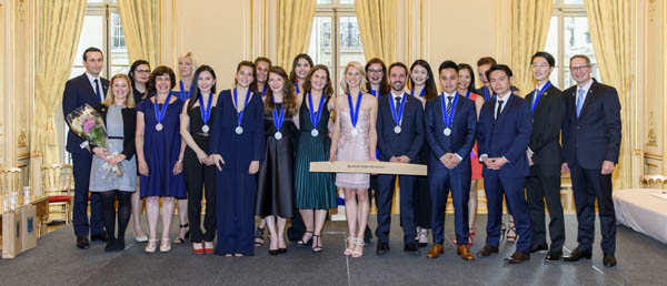 Students from the Wine and Management programme receive their awards from Xavier Thuizat