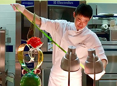 素晴らしい飴細工の技に驚嘆！ ～マスタークラス：岡崎正輝シェフ～