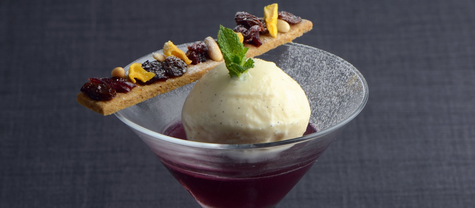 Recette : Vin chaud en gelée, glace vanille, et spéculos aux fruits secs