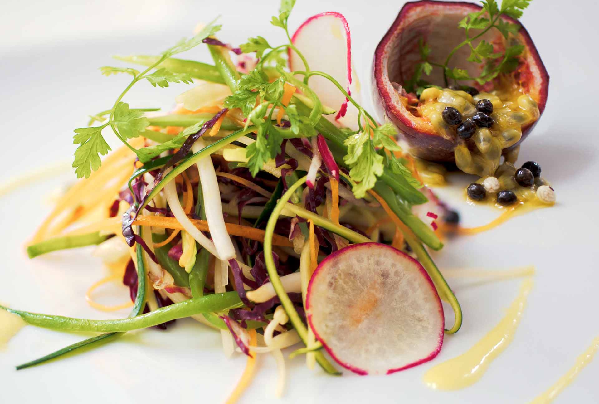 Salade de papaye verte aux légumes du potager avec vinaigrette de papaye