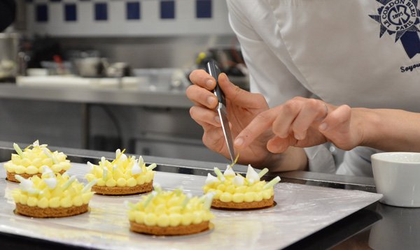 Gourmet tutorial: recipe Brittany shortbread with meringue and Menton lemon cream