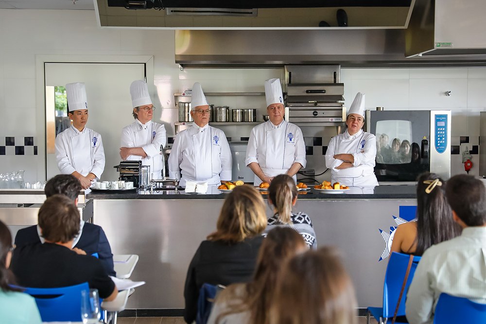 Поварской институт. Le cordon bleu Академия. Le cordon bleu Франция. Шеф повара Ле кордон Блю. Кордон Блю школа во Франции.