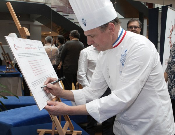Eric Briffard signe la charte de saisonnalité et de qualité Collège Culinaire de France