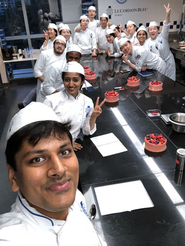 classe de pâtisserie à l'école Le Cordon Bleu Paris