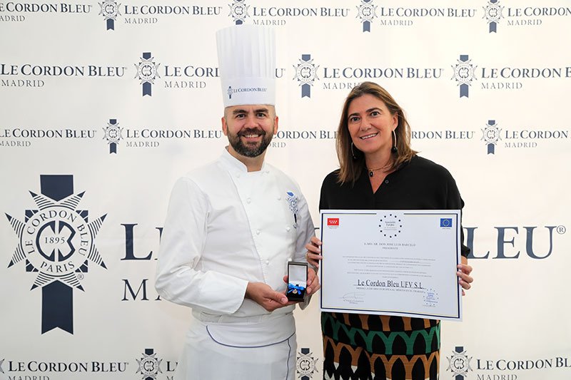 Rosario Barrios y Erwan Podoulec recibiendo la Medalla de Oro europea al mérito al trabajo