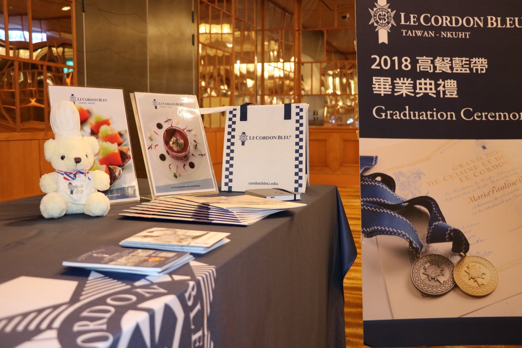 第八屆高餐藍帶畢業典禮港籍學生鄭敬餘取得藍帶大證書