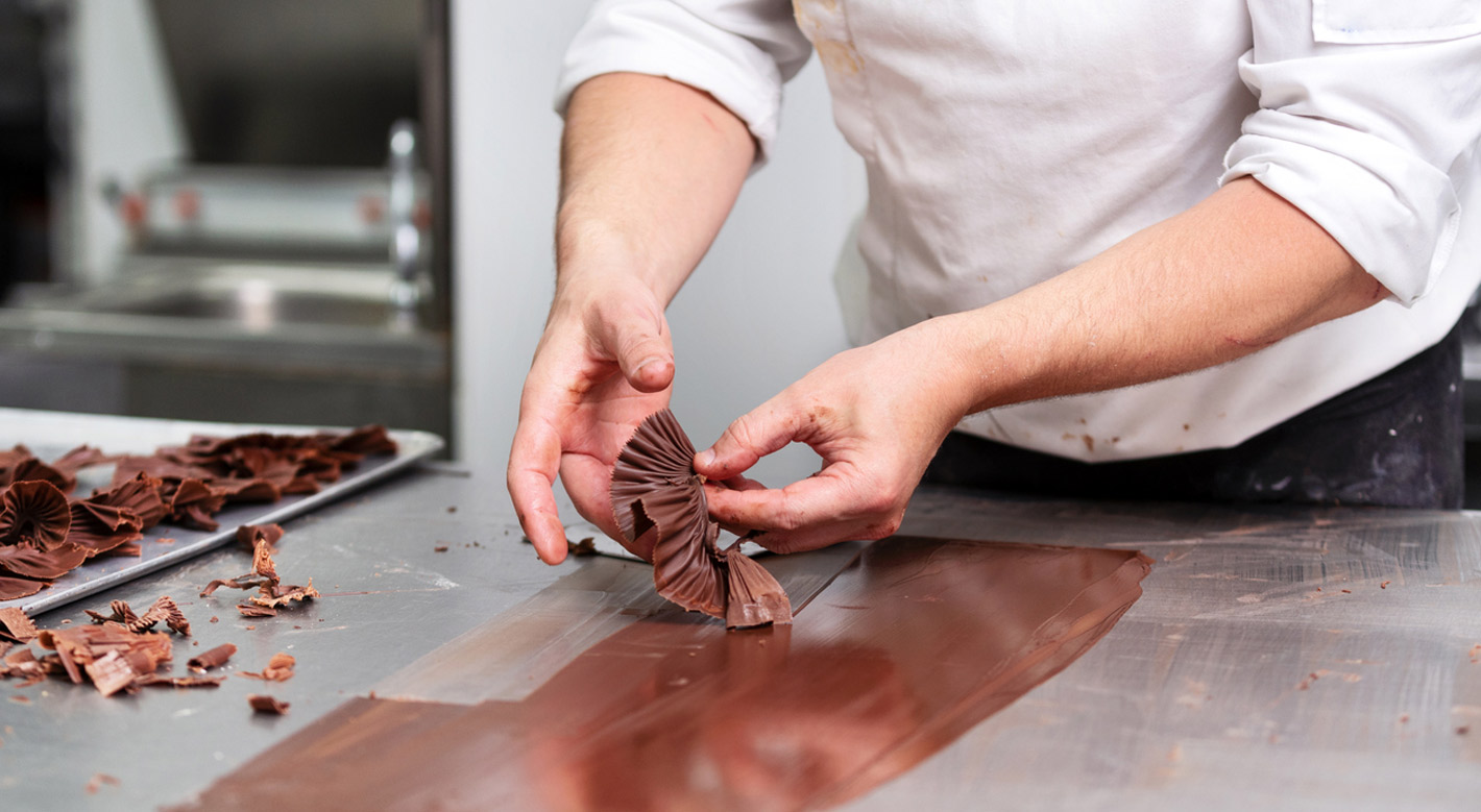 Homme Maître Chef Chocolatier Travaillant Dans Un Laboratoire De Chocolat  Professionnel Artisanal Ai Generative